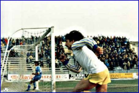 PARMA-Treviso 1983/84. Massimo Barbuti corre verso la Nord dopo aver segnato