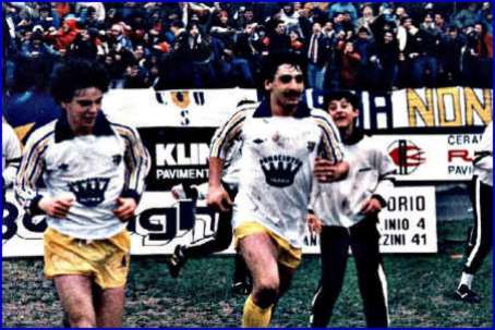 PARMA-Rimini 1983/84. Massimo Barbuti torna verso il campo dopo aver esultato in Nord