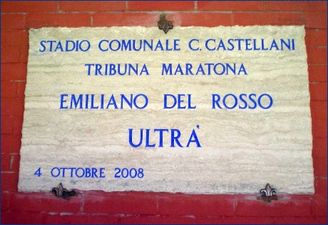 Targa che intitola la tribuna Maratona dello stadio Castellani di Empoli ad Emiliano Del Rosso