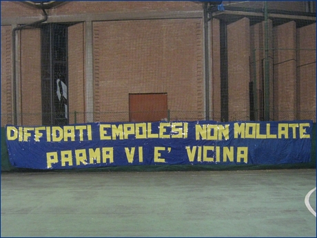 Striscione BOYS:''Diffidati empolesi non mollate, Parma vi  vicina''