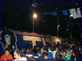 Lo striscione degli Ultras Tito, cuore della Festa blucerchiata, troneggia su un'immensa distesa di tavoli