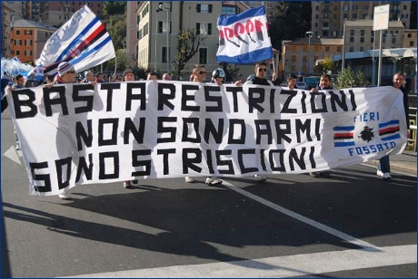 Striscione: 'Basta restrizioni non sono armi sono striscioni' dei Fieri Fossato