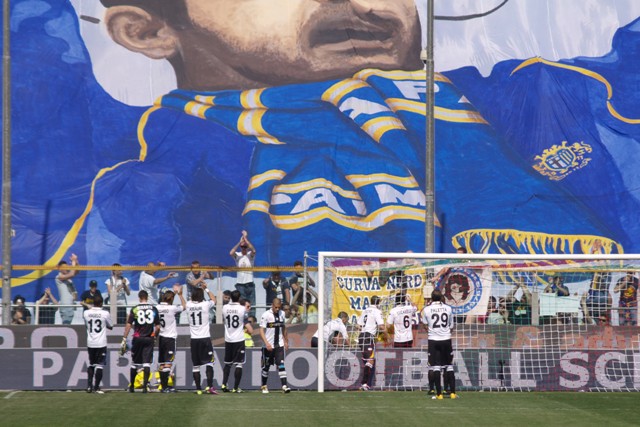 I giocatori del Parma, depongono i fiori sotto la Nord, ricordando il Bagna e il Vappo.