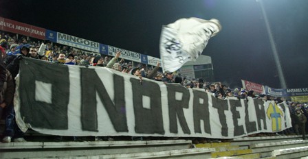 Parma-Lecce: verso fine partita esponiamo uno striscione che in certe situazioni, non passa mai di moda... Onoratela!