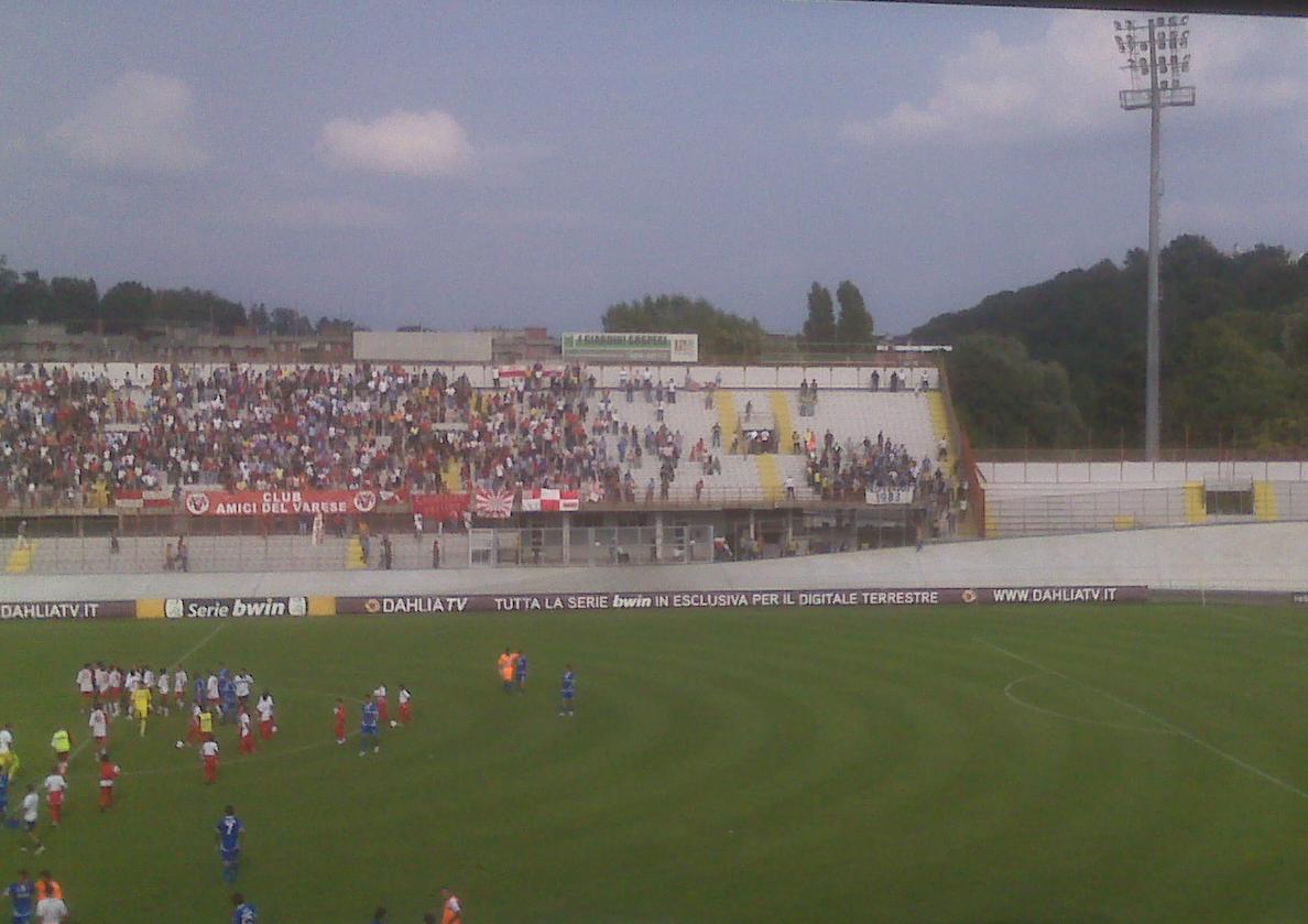 Tifosi dell'Empoli nei distinti insieme ai tifosi del Varese Tifosi dell'Empoli nei distinti insieme ai tifosi del Varese