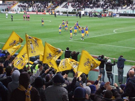 Cesena - Parma: giocatori a fine gara, sotto il settore