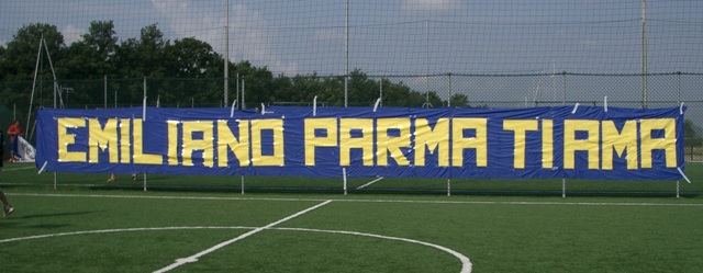 Striscione: Emiliano Parma ti ama