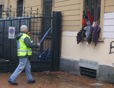 Gli steward e la raccolta di ombrelli.