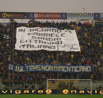 Striscione in Curva Nord in ricordo di Gabriele