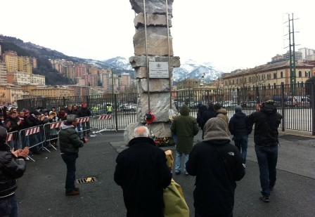 Deponiamo un mazzo di fiori, sotto l'obelisco che ricorda Vincenzo Spagnolo