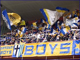 BOYS a Genova. Sciarpata con bandiere al vento