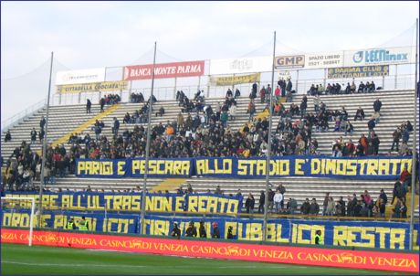 BOYS, Curva Nord di Parma. Striscione: 'Parigi e Pescara. Allo stadio è dimostrato sparare all'Ultras non è reato'
