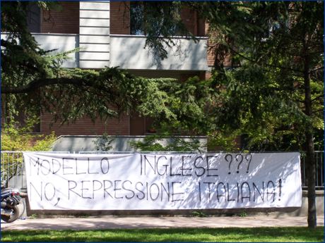 Viale partigiani, zona stadio Tardini. Striscione BOYS: 'Modello inglese??? No, repressione italiana!'