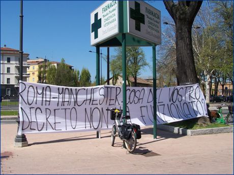 P.le Risorgimento, zona stadio Tardini. Striscione BOYS: 'Roma-Manchester: cosa del vostro decreto non ha funzionato?'