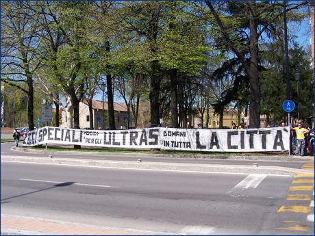 Viale partigiani, zona stadio Tardini. Striscione BOYS: 'Leggi speciali oggi per gli Ultras domani in tutta la città'