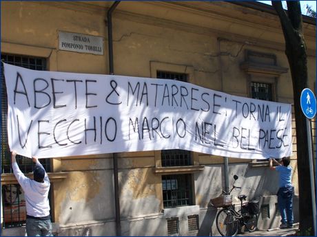 Via Torelli, zona stadio Tardini. Striscione BOYS: 'Abete & Matarrese: torna il vecchio marcio nel Bel Paese'