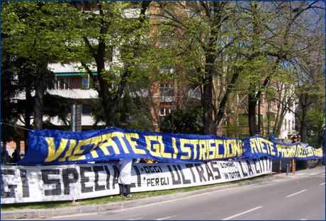 Viale partigiani, zona stadio Tardini. Striscione BOYS: 'Vietate gli striscioni: avete paura delle nostre opinioni?'