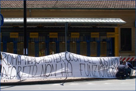 Viale partigiani, zona stadio Tardini. Striscione BOYS: 'Roma-Manchester: cosa del vostro decreto non ha funzionato?'