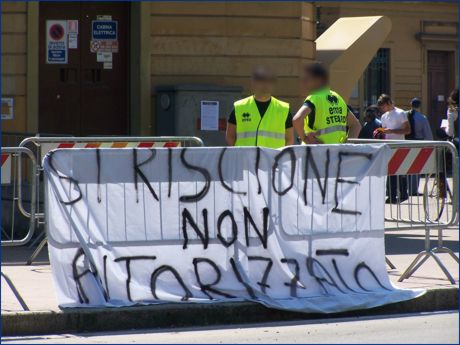 Viale partigiani, zona stadio Tardini. Striscione BOYS: 'Striscione non autorizzato'