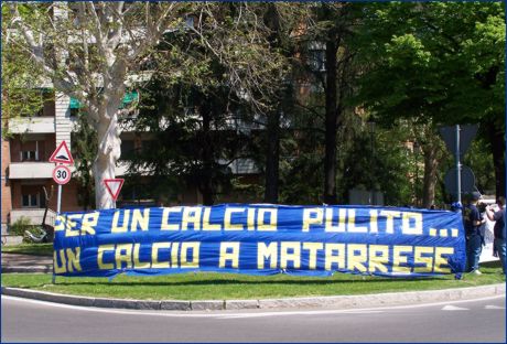 P.le Risorgimento, zona stadio Tardini. Striscione BOYS: 'Per un calcio pulito... un calcio a Matarrese'