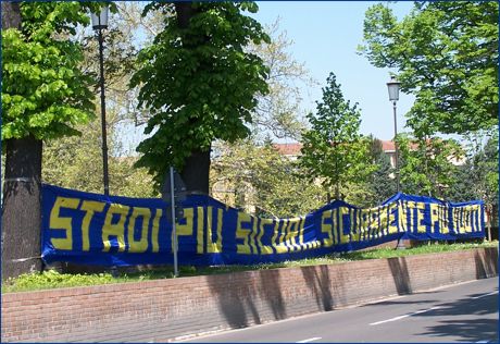 Viale S. Michele, zona stadio Tardini. Striscione BOYS: 'Stadi più sicuri... sicuramente più vuoti'