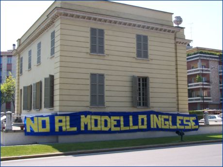 Petitot di P.le Risorgimento, zona stadio Tardini. Striscione BOYS: 'No al modello inglese'