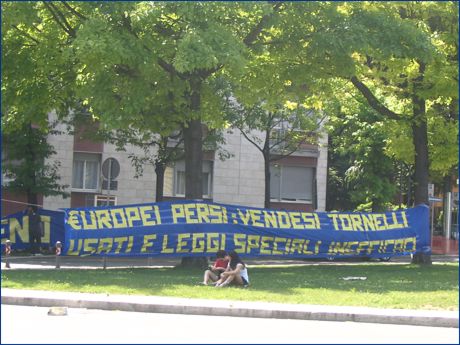 P.le Risorgimento, zona stadio Tardini. Striscione BOYS: 'Europei persi: vendesi tornelli usati e leggi speciali inefficaci'