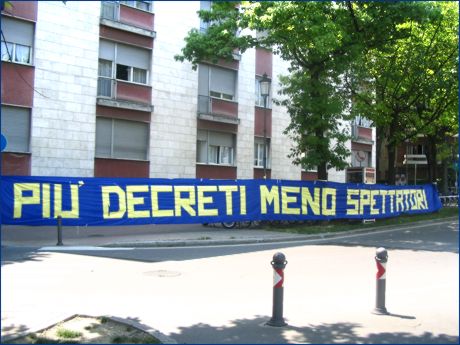 P.le Risorgimento, zona stadio Tardini. Striscione BOYS: 'Più decreti meno spettatori'
