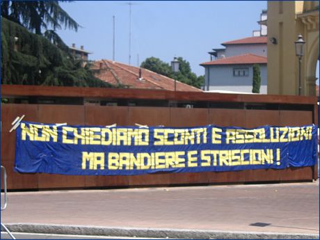 P.le Risorgimento, zona stadio Tardini. Striscione BOYS: 'Non chiediamo sconti e assoluzioni ma bandiere e striscioni!'