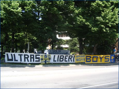 Viale Partigiani, zona stadio Tardini. Striscioni: Ultras Liberi, Tino con noi, Diffidati BOYS, BOYS