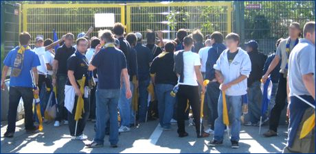 BOYS PARMA a Udine, fuori dai cancelli mentre dentro si gioca. Senza pi diritti, contro ultras e tifosi  lecito qualsiasi sopruso.