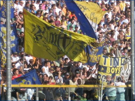 BOYS, Curva Nord di Parma. Bandiere gialloblu e striscione 'Tino con noi'
