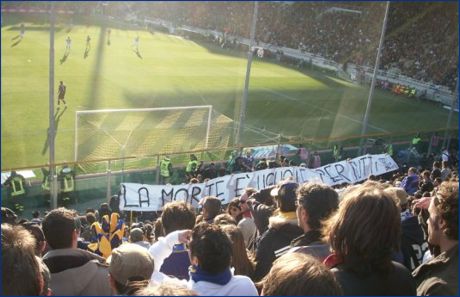 Curva Nord di Parma. Striscione BOYS: 'La morte  uguale per tutti' (rivolto verso la Curva)