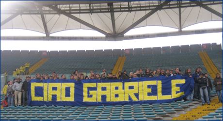 BOYS PARMA a Roma per Lazio-Parma. Nel settore ospiti tutti dietro lo striscione: 'Ciao Gabriele'