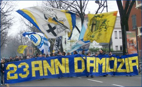 Parmigiani ed empolesi, con bandiere al vento, marciano insieme verso lo stadio Tardini. Davanti a tutti lo striscione: '23 anni d'amicizia'