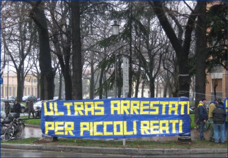 V.le Partigiani (zona stadio Tardini di Parma), striscione BOYS: 'Ultras arrestati per piccoli reati'