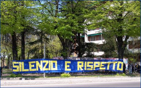 V.le Partigiani, zona stadio Tardini. Striscione BOYS: 'Silenzio e rispetto'