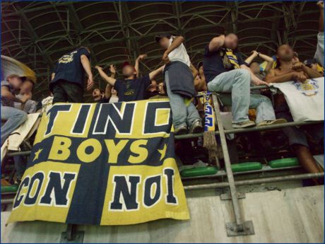 BOYS PARMA a Milano per Milan-Parma. Striscione 'Tino con noi - BOYS'