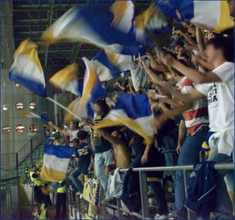 BOYS PARMA a Milano per Milan-Parma. Tricolori giallo-blu-bianchi