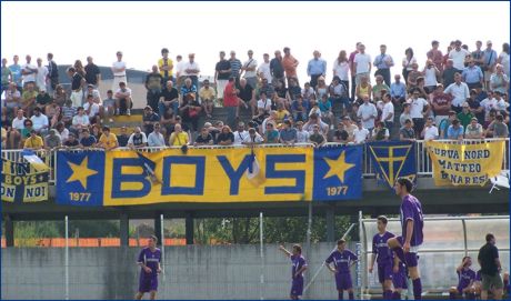 Striscioni BOYS appesi in gradinata: 'Tino con noi', 'BOYS', 'Curva Nord Matteo Bagnaresi'