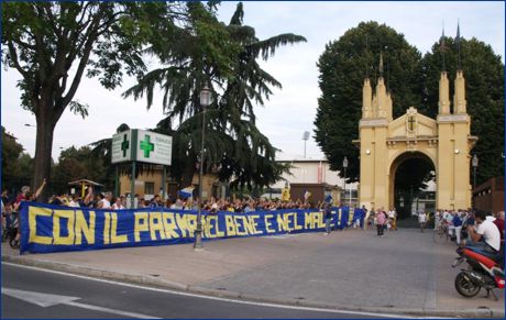 Iniziativa: Nuova avventura gialloblù. Ultras e tifosi attendono la squadra davanti ai cancelli del Tardini, dietro lo striscione 'Con il Parma nel bene e nel male'
