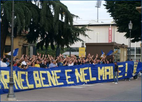 Iniziativa: Nuova avventura gialloblù. Ultras e tifosi attendono la squadra davanti ai cancelli del Tardini, tutti con le mani alzate dietro lo striscione 'Con il Parma nel bene e nel male'