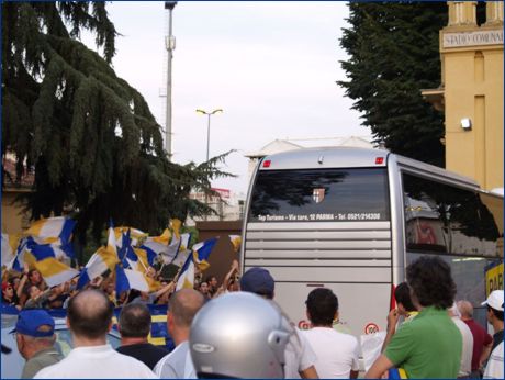 Iniziativa: Nuova avventura gialloblù. Ultras e tifosi, davanti ai cancelli del Tardini, cantano e sventolano per salutare l'ingresso del pullman della squadra