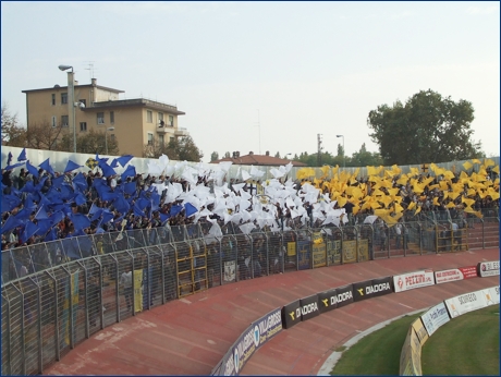 Parmigiani a Mantova per Mantova-PARMA. Coreografia BOYS con bandierine blu, bianche e gialle