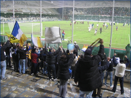 Ultras e tifosi gialloblù a Salerno. Esultanza a fine partita