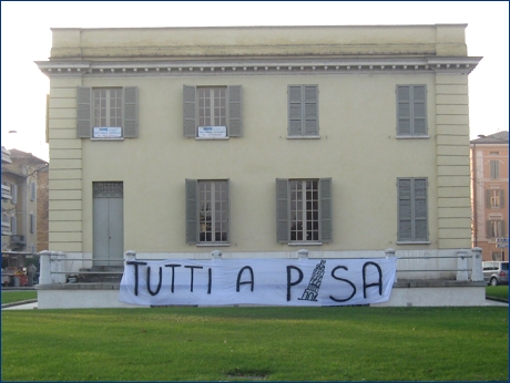 Striscione BOYS al Petitot di p.le Risorgimento: ''Tutti a Pisa''