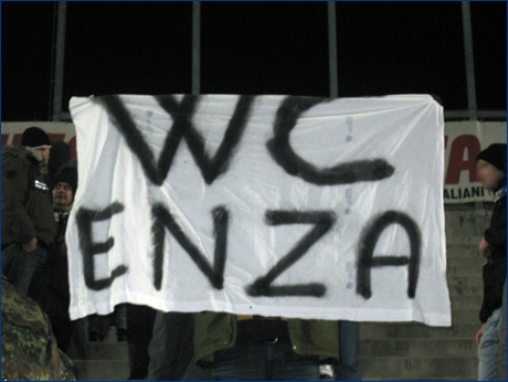 BOYS PARMA 1977 a Vicenza per Vicenza-PARMA. Striscione: ''Wc enza''