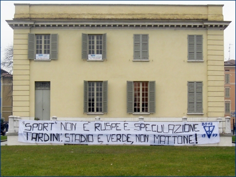 Striscione BOYS in p.le Risorgimento: '''Sport'' non è ruspe e speculazione. Tardini: stadio e verde, non mattone! BOYS 1977'