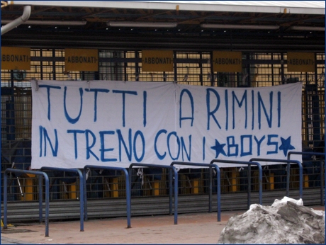 Striscione BOYS sugli ex tornelli della Nord: ''Tutti a Rimini in treno con i BOYS''