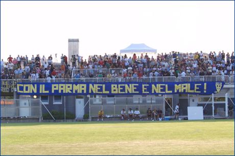 Striscione BOYS in gradinata: 'Con il Parma nel bene e nel male!'